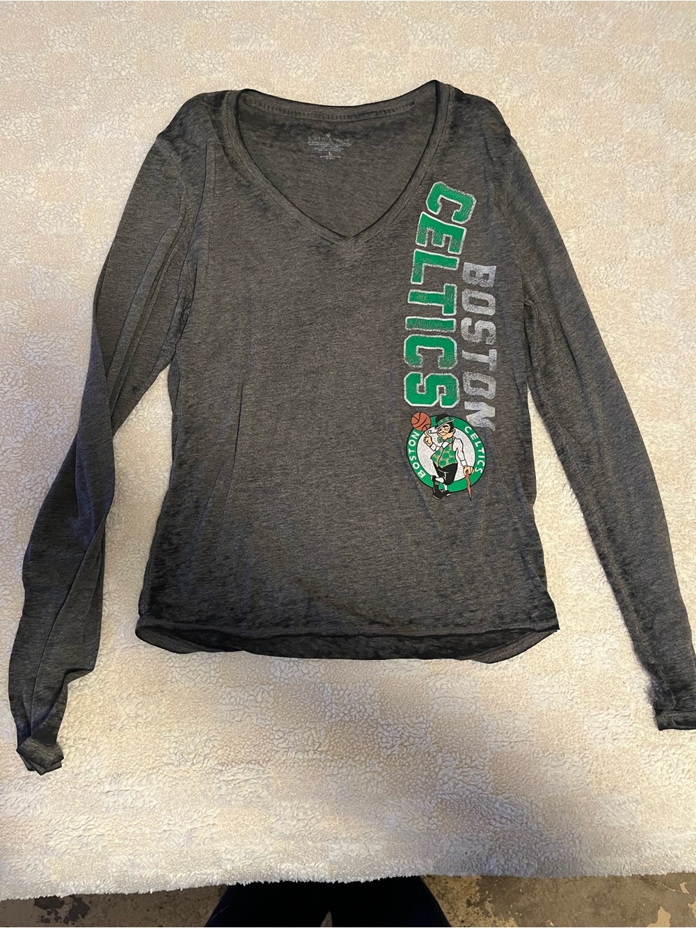 Boston Celtics Women's Gray Long-Sleeve V-Neck Tee